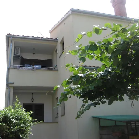 With A Parking Space - 16246 Ρόβινι